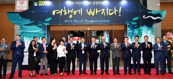 ‘제4회 대한민국 국제 관광박람회’ 개막식이 열린 16일 고양 킨텍스에서 최재성 조직위원회 위원장, 윤여홍 한국관광협회중앙회장, 신항철 경기일보 대표이사, 전국 각 지역 언론사 대표이사 등 참석자들이 기념촬영을 하고 있다. ‘여행에 빠지다’란 주제로 대한민국 관광기념품 대전 및 귀농ㆍ귀촌 특별대전과 함께 진행되는 이번 행사는 오는 18일까지 열린다.전형민기자