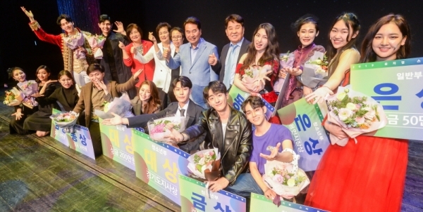 17일 오후 용인포은아트홀에서 열린 '2019 뮤지컬 스타 페스티벌 본선'이 끝난후 백군기 용인시장, 신항철 경기일보 대표이사 사장 등 내빈들과 참가배우들이 기념촬영을 하고 있다. 이번 행사는 뮤지컬 꿈나무 발굴과 육성을 위해 용인문화재단과 경기일보, 한국뮤지컬협회 경기도지회가 주최했다. 윤원규기자