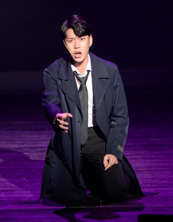 17일 오후 용인포은아트홀에서 열린 '2019 뮤지컬 스타 페스티벌 본선'에서 청소년부 대상을 수상한 고민재배우가 멋진 레베카 공연을 펼치고 있다. 이번 행사는 뮤지컬 꿈나무 발굴과 육성을 위해 용인문화재단과 경기일보, 한국뮤지컬협회 경기도지회가 주최했다. 윤원규기자