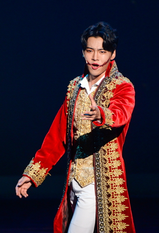 17일 오후 용인포은아트홀에서 열린 '2019 뮤지컬 스타 페스티벌 본선'에 참가한 김학균배우가 멋진 웃는남자 공연을 펼치고 있다. 이번 행사는 뮤지컬 꿈나무 발굴과 육성을 위해 용인문화재단과 경기일보, 한국뮤지컬협회 경기도지회가 주최했다. 윤원규기자