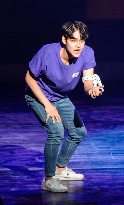 17일 오후 용인포은아트홀에서 열린 '2019 뮤지컬 스타 페스티벌 본선'에 참가한 서원 배우가 멋진 넥스트 투 노멀 공연을 펼치고 있다. 이번 행사는 뮤지컬 꿈나무 발굴과 육성을 위해 용인문화재단과 경기일보, 한국뮤지컬협회 경기도지회가 주최했다. 윤원규기자
