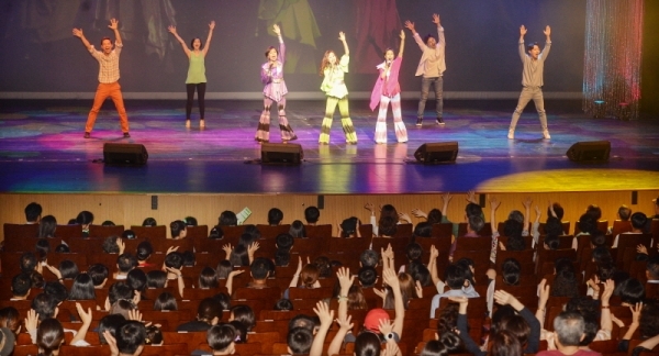 17일 오후 용인포은아트홀에서 열린 '2019 뮤지컬 스타 페스티벌 본선'에서 축하공연으로 뮤지컬 앙상블이 열리고 있다. 이번 행사는 뮤지컬 꿈나무 발굴과 육성을 위해 용인문화재단과 경기일보, 한국뮤지컬협회 경기도지회가 주최했다. 윤원규기자