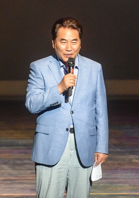 17일 오후 용인포은아트홀에서 열린 '2019 뮤지컬 스타 페스티벌 본선'에서 백군기 용인시장이 인사말을 하고 있다. 이번 행사는 뮤지컬 꿈나무 발굴과 육성을 위해 용인문화재단과 경기일보, 한국뮤지컬협회 경기도지회가 주최했다. 윤원규기자