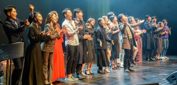 17일 오후 용인포은아트홀에서 열린 '2019 뮤지컬 스타 페스티벌 본선'에 참가한 배우들이 커튼콜을 펼치고 있다. 이번 행사는 뮤지컬 꿈나무 발굴과 육성을 위해 용인문화재단과 경기일보, 한국뮤지컬협회 경기도지회가 주최했다. 윤원규기자
