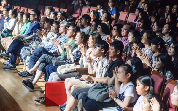 17일 오후 용인포은아트홀에서 열린 '2019 뮤지컬 스타 페스티벌 본선'에서 관객들이 공연을 보며 환호하고 있다. 이번 행사는 뮤지컬 꿈나무 발굴과 육성을 위해 용인문화재단과 경기일보, 한국뮤지컬협회 경기도지회가 주최했다. 윤원규기자