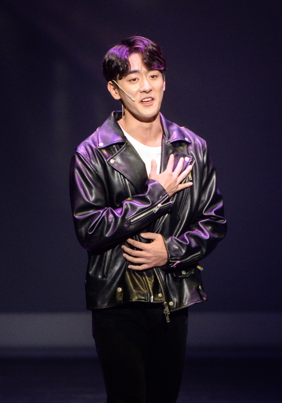 17일 오후 용인포은아트홀에서 열린 '2019 뮤지컬 스타 페스티벌 본선'에 참가한 이준원배우가 멋진 서편제공연을 펼치고 있다. 이번 행사는 뮤지컬 꿈나무 발굴과 육성을 위해 용인문화재단과 경기일보, 한국뮤지컬협회 경기도지회가 주최했다. 윤원규기자