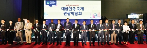 16일 고양시 일산 킨텍스에서 열린 제4회 대한민국 국제 관광박람회 개막식에서 최재성 조직위원장, 윤여홍 한국관광협회중앙회장, 신항철 경기일보 대표이사 사장, 전국 각 지역 언론사 대표이사 등 참석자들이 개막 테이프를 자르고 있다.