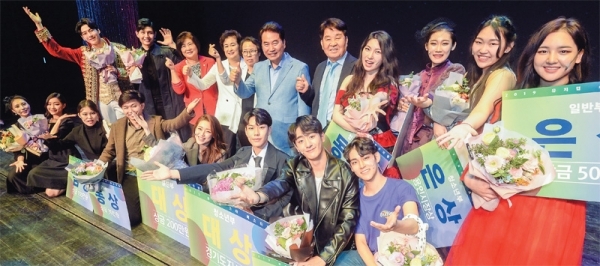 17일 오후 용인포은아트홀에서 열린 ‘2019 뮤지컬 스타 페스티벌’이 끝난 후 백군기 용인시장, 신항철 경기일보 대표이사 사장 등 내빈들과 참가 배우들이 기념촬영을 하고 있다. 이번 행사는 뮤지컬 꿈나무 발굴과 육성을 위해 용인문화재단과 경기일보, 한국뮤지컬협회 경기도지회가 주최했다. 윤원규기자