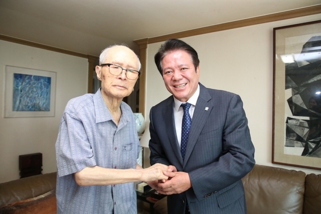 최대호 안양시장이 갈산동에 거주하고 있는 생존 애국지사인 김국주 옹(95)을 방문해 감사의 마음을 전달하고 기념촬영을 하고 있다. 안양시 제공