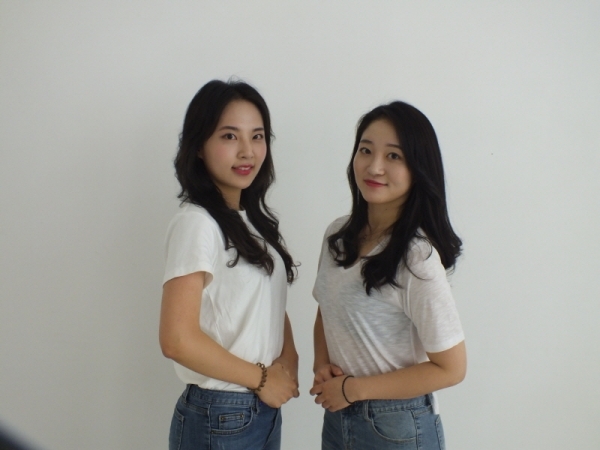 수원여자대학교 학생홍보대사 ‘제14기 신디’로 활동 중인 이주연 학생(사진 오른쪽)과 유지은 학생. 채태병기자