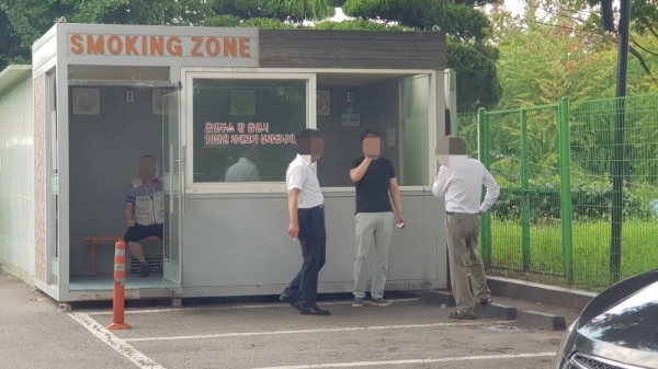 수원시의 한 도서관에 흡연자를 위한 흡연부스가 설치돼 있으나 흡연자들이 부스 내부가 덥다는 이유로 밖에서 담배를 피우고 있다. 원광재수습기자