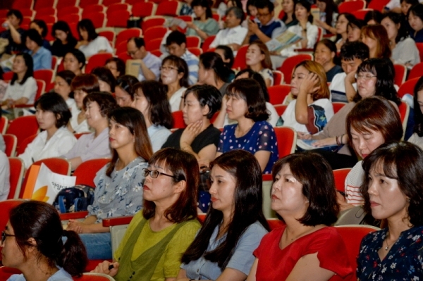 19일 오후 안양시청 대강당에서 열린 '고교 평준화지역 학생 배정방안 설명회'에서 많은 학부모와 일선 중학교 선생님들이 설명을 듣고 있다. 윤원규기자