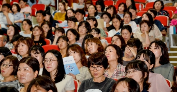 19일 오후 안양시청 대강당에서 열린 '고교 평준화지역 학생 배정방안 설명회'에서 많은 학부모와 일선 중학교 선생님들이 설명을 듣고 있다. 윤원규기자