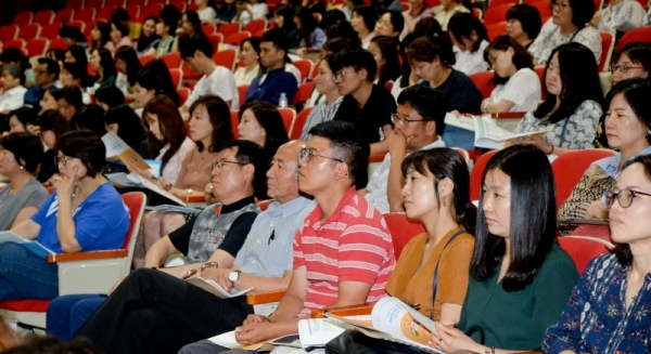 19일 오후 안양시청 대강당에서 열린 '고교 평준화지역 학생 배정방안 설명회'에서 많은 학부모와 일선 중학교 선생님들이 설명을 듣고 있다. 윤원규기자
