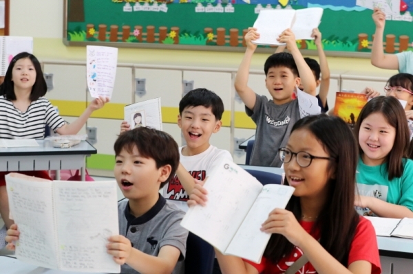 19일 오전 수원시 영통구 태장초등학교에서 여름방학을 마치고 만난 학생들이 여름방학숙제를 들어보이고 있다.윤원규 기자