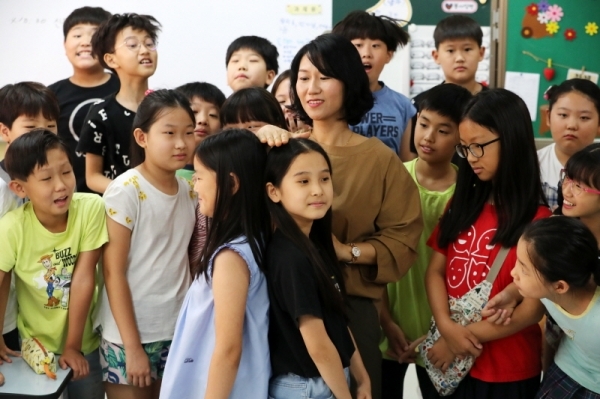 19일 오전 수원시 영통구 태장초등학교에서 여름방학을 마치고 만난 학생들이 서로 키를 재보고 있다. 윤원규 기자