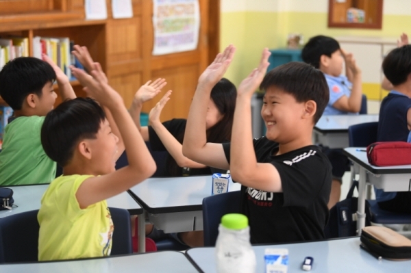 19일 오전 수원시 영통구 태장초등학교에서 여름방학을 마치고 만난 학생들이 서로 인사하고 있다. 윤원규 기자