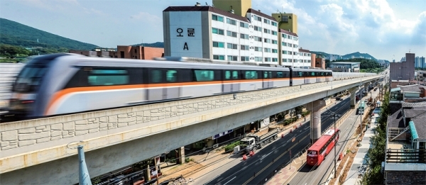 19일 오후 인천 서구 서곶로 오륜아파트 인근 인천지하철 2호선 지상구간에서 전동차가 소음을 내며 주거지역을 지나고 있다. 조주현기자