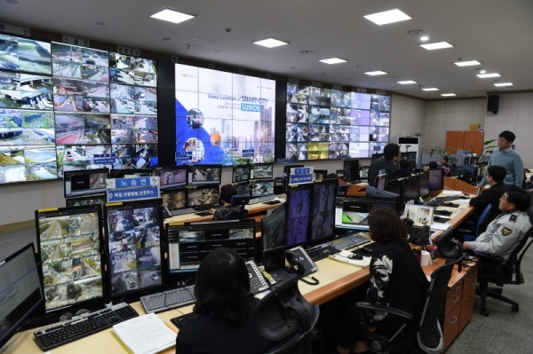 수원시 도시안전통합센터 CCTV 상황실의 모습. 수원시 제공