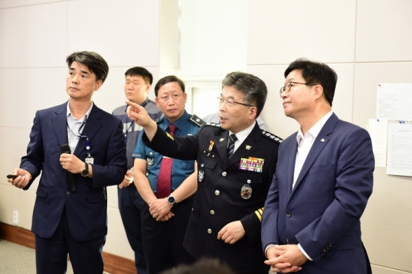 수원시 도시안전통합센터를 찾은 민갑룡 경찰청장(오른쪽 2번째)과 염태영 수원시장(맨 오른쪽)이 이야기를 나누고 있다. 수원시 제공