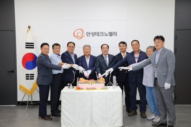 20일 우석제 안성시장과 최광호 한화도시개발 대표이사 등이 ㈜안성테크노밸리 사무소 개소식을 축하하는 케이크 커팅을 하고 있다.