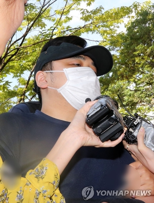 검정모자와 마스크를 쓴 '한강 몸통 시신' 사건의 피의자 A씨(39·모텔 종업원)가 18일 고양시 의정부지법 고양지원에서 열린 영장실질심사를 받기 위해 출석하고 있는 모습. 연합뉴스