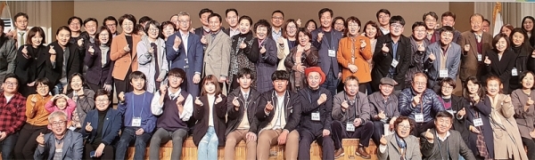 ‘군포시 협치 활성화를 위한 100인 위원회’가 토론회를 진행한 뒤 기념촬영을 하는 모습.