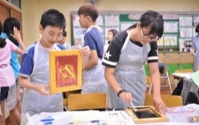 ▲ 지난해 광명북초등학교에서 진행된 실크스크린 수업 모습. 광명문화재단 제공