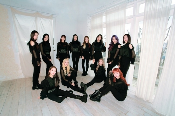 이달의 소녀 단체 사진. 블록베리크리에이티브