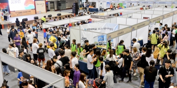 21일 오전 용인대학교에서 열린 '제2회 꿈울림 진로페스티벌'에서 학생들이 다양한 직업체험 부스를 둘러보고 있다.  꿈울림은 도내 31개 학교밖청소년지원센터가 어울려 꿈을 울린다는 의미다. 윤원규기자