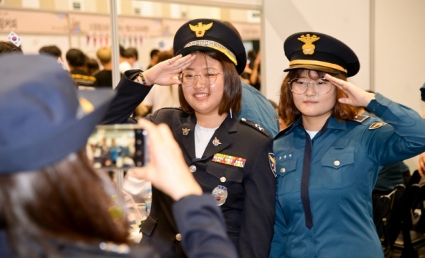 21일 오전 용인대학교에서 열린 '제2회 꿈울림 진로페스티벌'에서 학생들이 경찰 제복을 입고 기념촬영을 하고 있다.  꿈울림은 도내 31개 학교밖청소년지원센터가 어울려 꿈을 울린다는 의미다. 윤원규기자