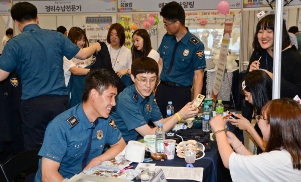 21일 오전 용인대학교에서 열린 '제2회 꿈울림 진로페스티벌'에서 학생들이 경찰 직업체험 부스에서 과학수사를 체험하고 제복을 입어보고 있다.  꿈울림은 도내 31개 학교밖청소년지원센터가 어울려 꿈을 울린다는 의미다. 윤원규기자
