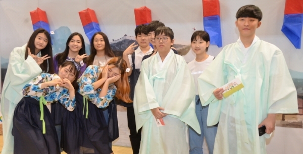 21일 오전 용인대학교에서 열린 '제2회 꿈울림 진로페스티벌'에서 학생들이 역사 골든벨 문제를 풀고 기념촬영을 하고 있다.  꿈울림은 도내 31개 학교밖청소년지원센터가 어울려 꿈을 울린다는 의미다. 윤원규기자