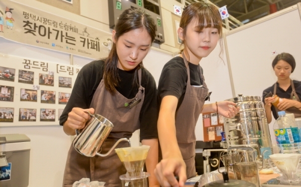 21일 오전 용인대학교에서 열린 '제2회 꿈울림 진로페스티벌'에서 학생들이 바리스타 직업체험을 하고 있다.  꿈울림은 도내 31개 학교밖청소년지원센터가 어울려 꿈을 울린다는 의미다. 윤원규기자