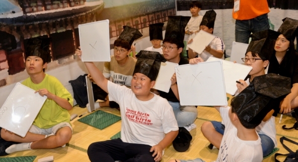21일 오전 용인대학교에서 열린 '제2회 꿈울림 진로페스티벌'에서 학생들이 역사 골든벨 문제를 풀고 있다.  꿈울림은 도내 31개 학교밖청소년지원센터가 어울려 꿈을 울린다는 의미다. 윤원규기자