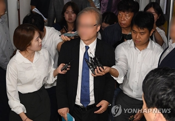 22일 오전 경기도 용인시 단국대학교 죽전캠퍼스에서 열린 조국 법무부 장관 후보자 딸 조모씨를 의학논문 제1저자로 등재한 A 교수 연구윤리위원회에 강내원 위원장이 참석하고 있다. 연합뉴스