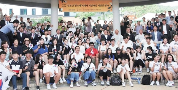 지난 10일 광주 위안부 할머니 ‘나눔의 집’에서 열린 광복절 기림행사에 참석, 할머니들을 위한 후원금을 전달한 학생들.