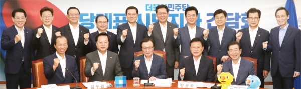 ▲ 박남춘 인천시장과 이해찬 더불어민주당 대표가 22일 국회 본관 더불어민주당 대표실에서 열린 ‘더불어민주당 시도지사 간담회’에서 전국 시도지사들과 기념촬영을 하고 있다. 연합뉴스