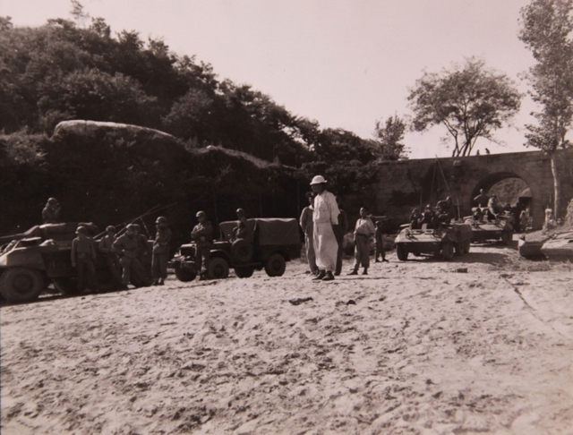 1948년 9월 임진나루에서 임진강 도하 준비 중인 미군 M8 장갑차 등이 진서문을 뒤쪽으로 두고 도열 중이다.