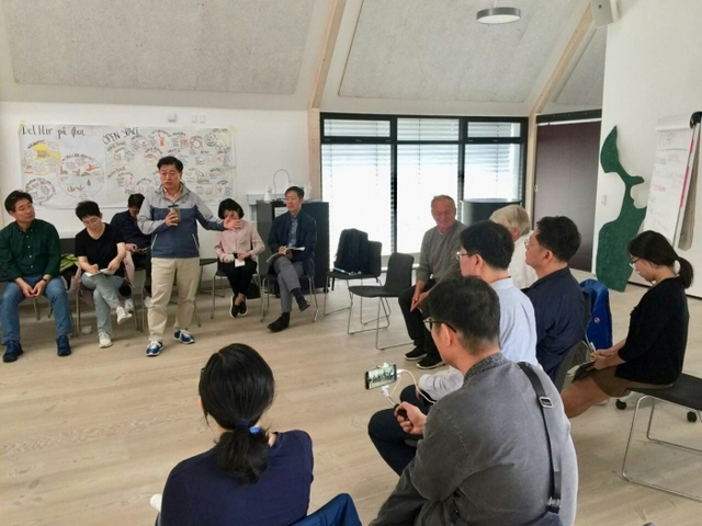 ▲ 덴마크 에너지 자립 100% 삼쇠섬 에너지센터에서 지방정부협의회 방문단 관계자들이 사레발표 및 질의응답을 갖고 있다. 광명시 제공