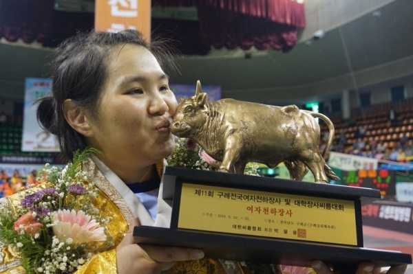 25일 전남 구례실내체육관에서 열린 제11회 구례 전국여자천하장사씨름대회에서 2년 연속 천하장사에 등극한 최희화(안산시청)가 황소트로피에 입을 맞추고 있다.대한민국씨름협회 제공