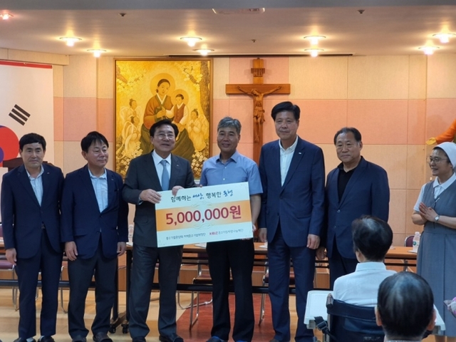 김기문 중소기업중앙회장(왼쪽에서 세번째)을 비롯한 지역중소기업회장들이 성금을 전달한 뒤 샤미나드의 집 관계자와 기념촬영을 하고 있다. 중소기업중앙회 제공