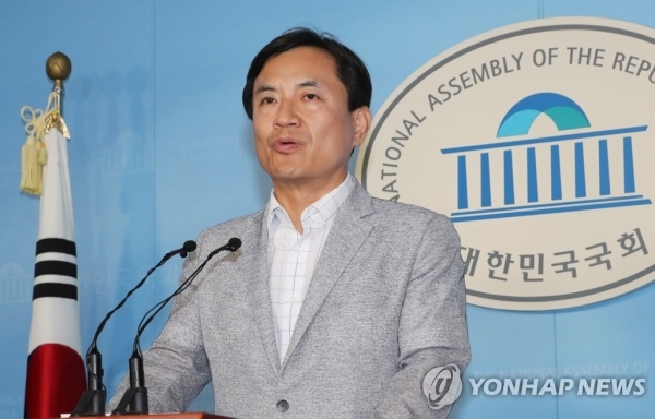자유한국당 김진태 의원이 26일 오전 국회 정론관에서 기자회견을 열고 조국 법무부장관 후보자의 대학교수 임용 관련 의혹을 제기하고 있다. 연합뉴스