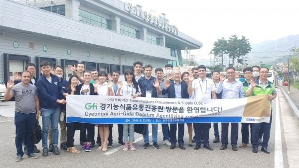 친환경급식 시스템을 벤치마킹하기 위해 경기도를 방문한 아제르바이잔 식품조달공급공사 임직원과 강위원 경기농식품유통진흥원장 등이 친환경농산물유통센터에서 기념촬영을 하고 있다. 경기농식품유통진흥원 제공