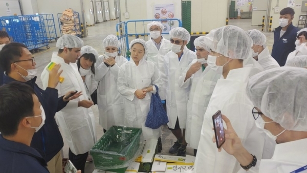 친환경급식 시스템을 벤치마킹하기 위해 경기도를 방문한 아제르바이잔 식품조달공급공사 임직원이 친환경농산물유통센터에서 경기농식품유통진흥원 관계자로부터 농산물 조달ㆍ공급 체계에 대한 설명을 듣고 있다. 경기농식품유통진흥원 제공