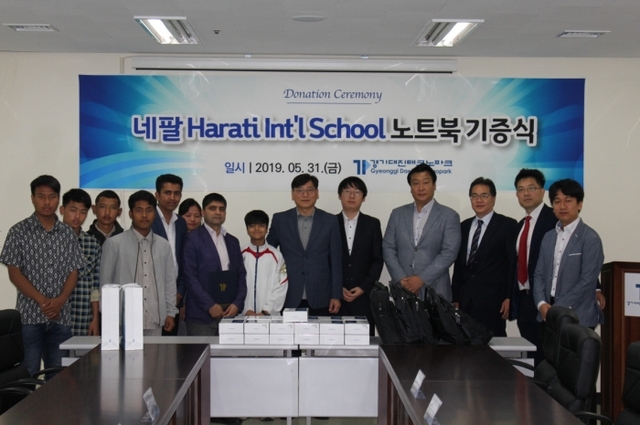 ▲ 네팔에 노트북 기증