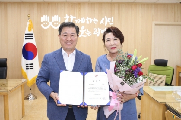 박승원 광명시장과 '이달의 봉사왕' 서현겸 봉사자가 시장실에서 기념촬영을 하고 있다. 광명시 제공