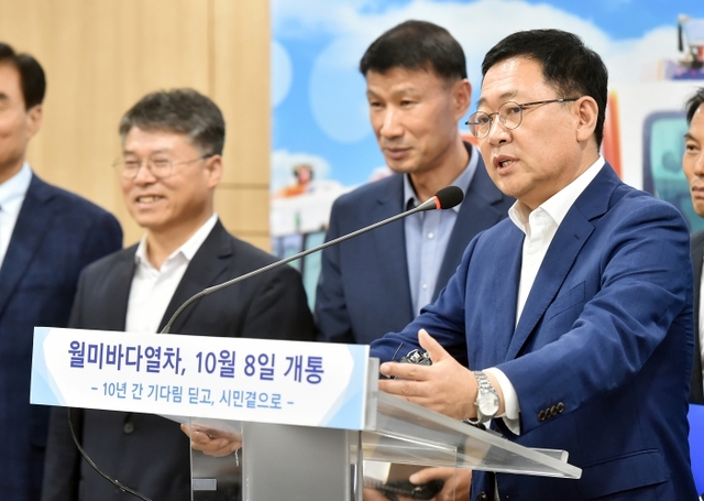 27일 인천 남동구 인천시청 공감회의실에서 박남춘 인천시장이 월미바다열차 개통발표 기자회견을 하고 있다. 인천시 제공