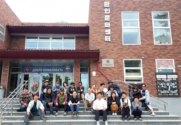 경기민예총 해외문화예술탐방 단원들이 사할린 한인문화센터에서 기념촬영을 하고 있다.