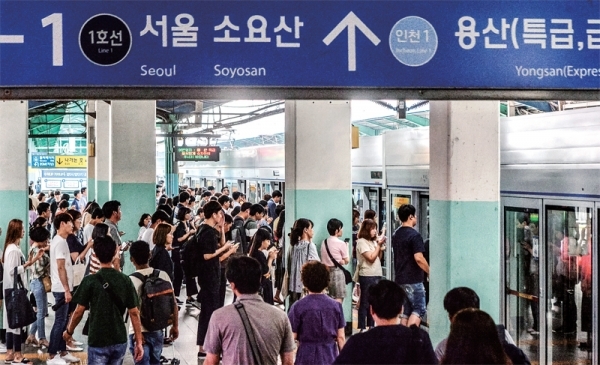 27일 오전 인천 부평역 서울방향 승강장에서 출근길 시민이 전동차에 오르고 있다. 조주현기자